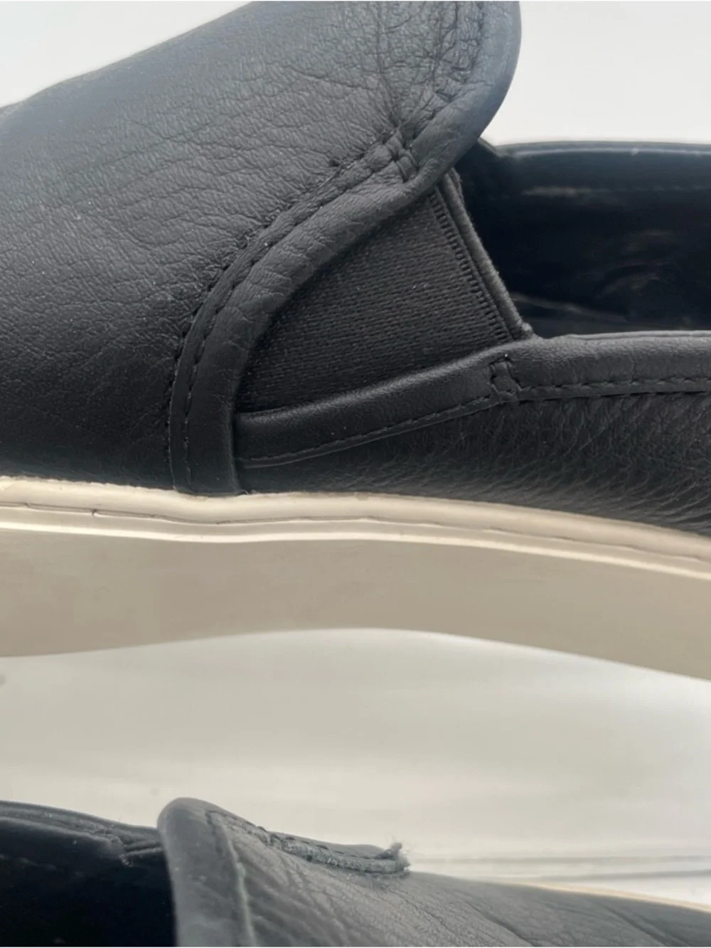UGG‎ Women’s black leather Slip-On  Sneaker Loafer Comfort Size 8.5